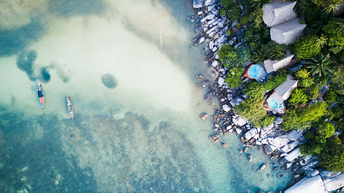 from above aerial shot photo of body of water near shore looking down